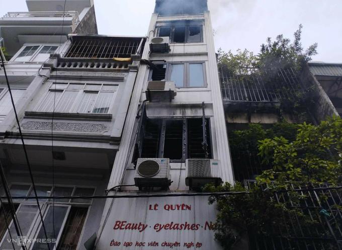 Ngôi nhà cháy chỉ có một mặt tiền, các cửa sổ tầng trên đều có khung sắt, buộc cảnh sát phải phá sắt để vào tìm kiếm nạn nhân. Ảnh: Việt An
