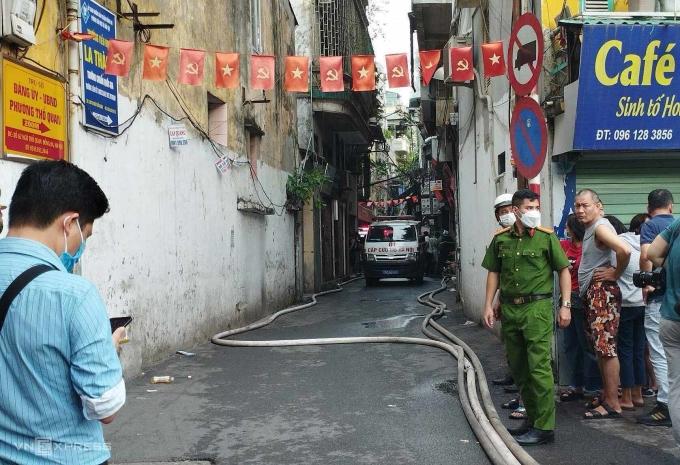 Ngõ nhỏ, chỉ có xe cứu thương tiếp cận được gần ngôi nhà. Ảnh: Việt An